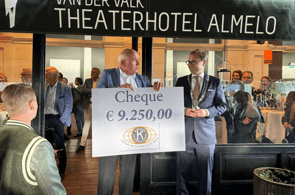 Rechts de burgemeester, links onze voorzitter