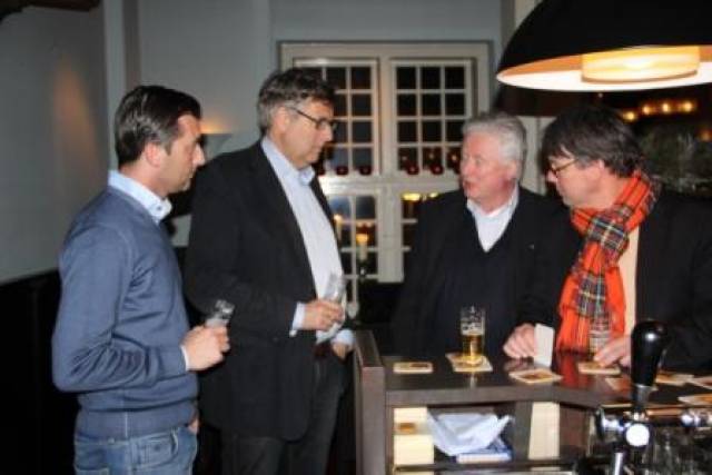 Napraten aan de bar . . . . - Afbeelding 11 van 18
