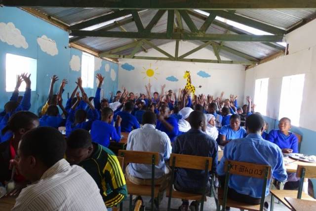 donatie-dovenschool-tanzania-315 - Afbeelding 8 van 12