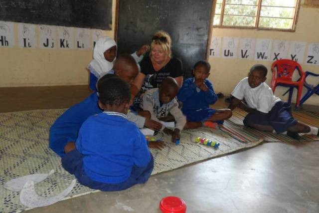 donatie-dovenschool-tanzania-317 - Afbeelding 10 van 12