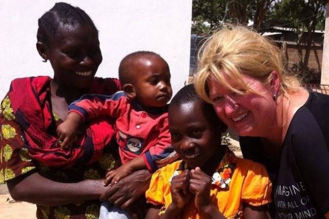 donatie-dovenschool-tanzania-319 - Afbeelding 12 van 12