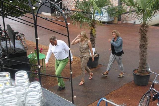 heel-gezellige-bbq-op-partyboat-voorafgaand-aan-zomerreces-112 - Afbeelding 14 van 25