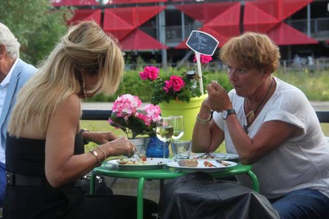 heel-gezellige-bbq-op-partyboat-voorafgaand-aan-zomerreces-116 - Afbeelding 18 van 25