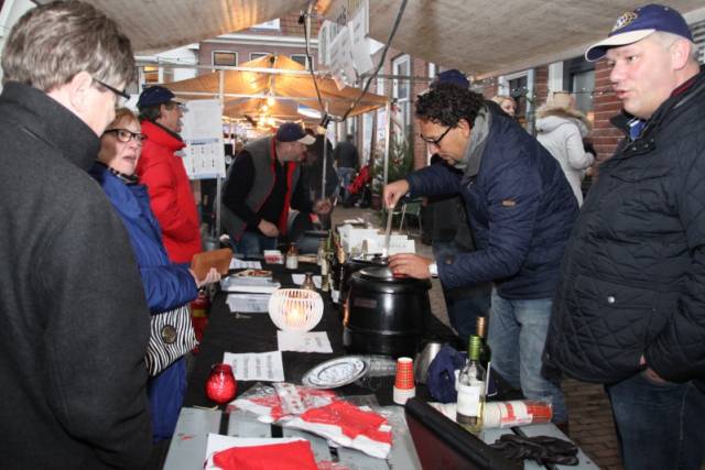 kerstmarkt-2014-zondag-21-december-in-het-historische-stadscentrum-van-almelo-doelenstraatmolenstraat-en-kerkpleinoranjestraat-272 - Afbeelding 11 van 18