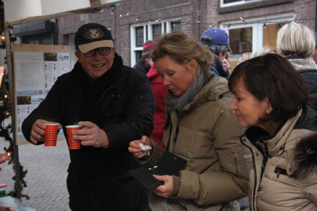kerstmarkt-2014-zondag-21-december-in-het-historische-stadscentrum-van-almelo-doelenstraatmolenstraat-en-kerkpleinoranjestraat-273 - Afbeelding 12 van 18