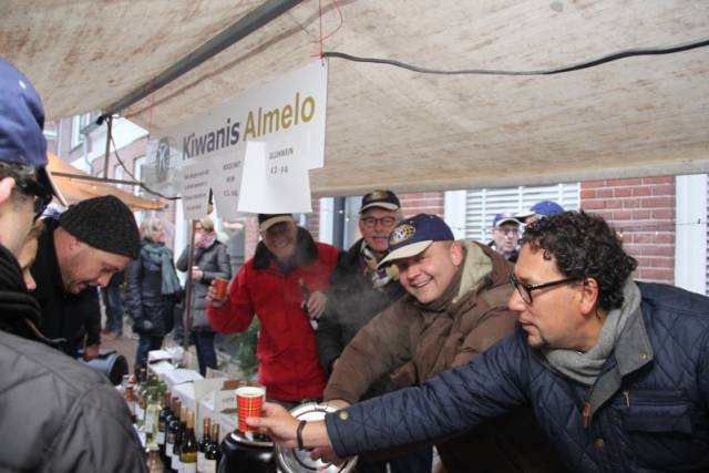 kerstmarkt-2014-zondag-21-december-in-het-historische-stadscentrum-van-almelo-doelenstraatmolenstraat-en-kerkpleinoranjestraat-275 - Afbeelding 14 van 18