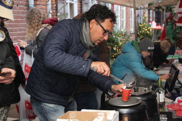 kerstmarkt-2014-zondag-21-december-in-het-historische-stadscentrum-van-almelo-doelenstraatmolenstraat-en-kerkpleinoranjestraat-276 - Afbeelding 15 van 18