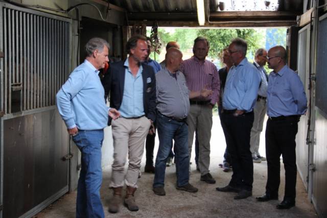 senatoren-surprise-bezoek-aan-paardenmelkerij-sand-in-harbrinkhoek-1289 - Afbeelding 2 van 16