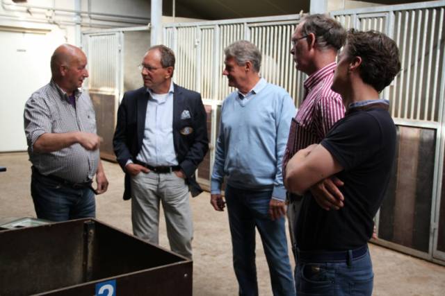 senatoren-surprise-bezoek-aan-paardenmelkerij-sand-in-harbrinkhoek-1290 - Afbeelding 3 van 16