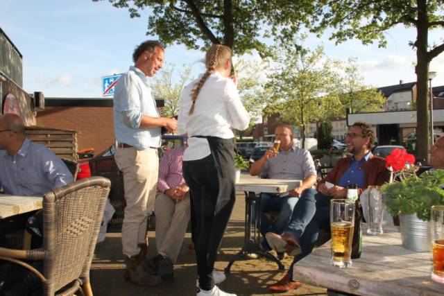 senatoren-surprise-bezoek-aan-paardenmelkerij-sand-in-harbrinkhoek-1298 - Afbeelding 11 van 16