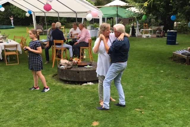 zomerbarbecue-bij-guido-en-annemieke-1308 - Afbeelding 5 van 79