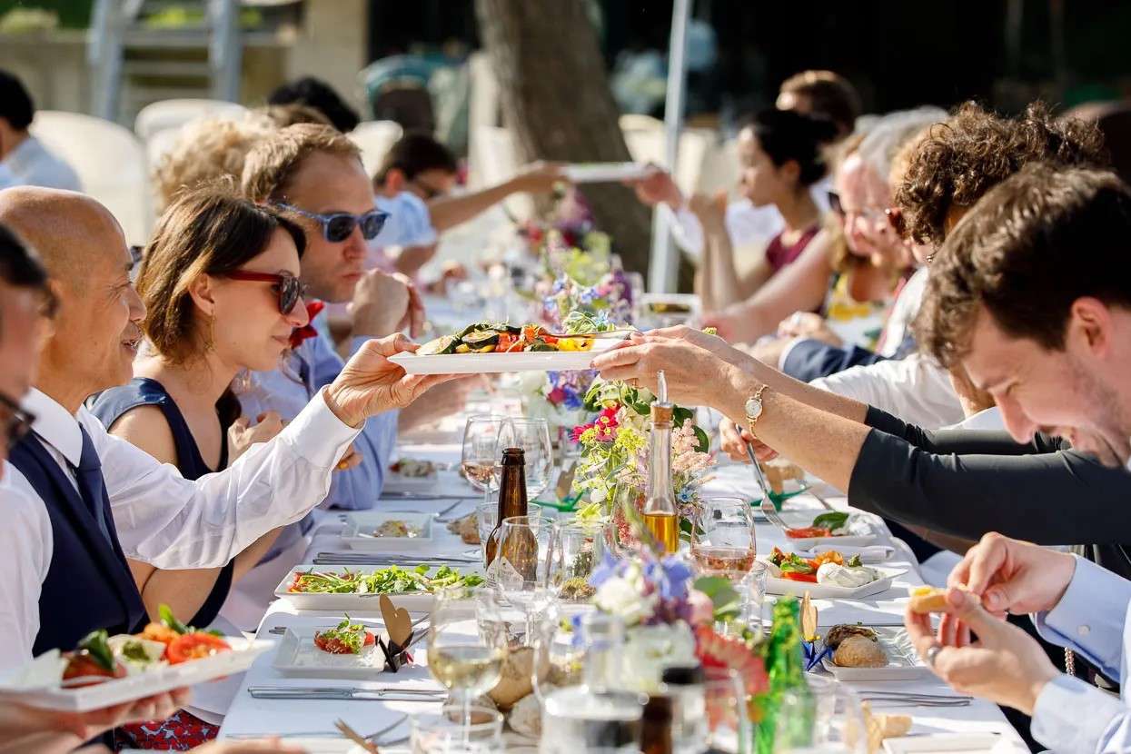 /imagecache/lg/uploads/2025/07/walking-dinner-2024.jpeg
